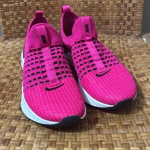 Nike React Phantom Run Flyknit 2
SIZE 7 (like brand new)